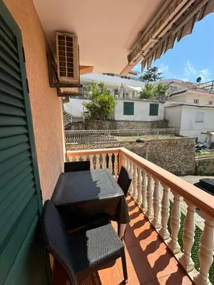 a balcony with a table and chairs on a balcony at Pushime te Daka in Ulcinj