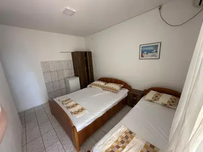 a room with two beds in a room at Pushime te Daka in Ulcinj