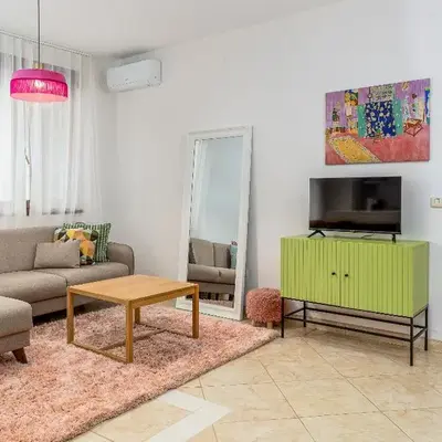 Just 7 Min from the Beach Stylish 2BR
