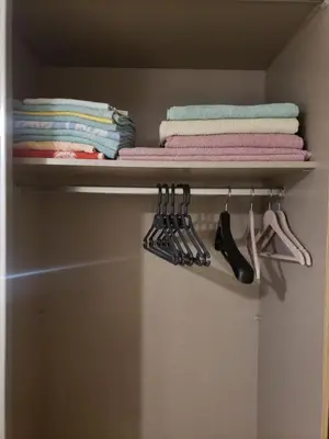 a closet with towels and tongs on a shelf at Первая аренда уютного дома для летнего отдыха in Kravlja