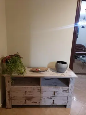a wooden table with a bowl on top of it at Первая аренда уютного дома для летнего отдыха in Kravlja