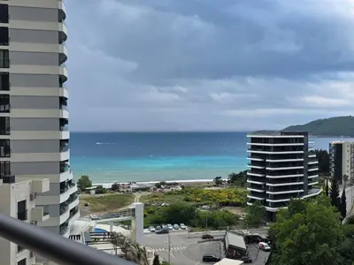 a view of a beach and a building and the ocean at Laurel apartment in Kravlja