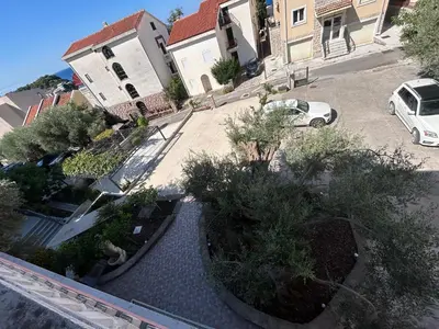 an overhead view of a yard with trees and bushes at Studio Sea View Steps to Przno beach w Parking Villa Olive in Pržno