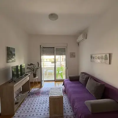Cozy Apartment with Private Garage - Walk to City Center