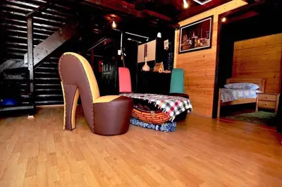 a room with chairs and a table and a bed at Vikendica na obali rijeke Bojane sa velikim dvoristem, parkingom ljetnjom kuhinjom i mjestom za rostilj in Ulcinj