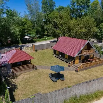 Vikendica na obali rijeke Bojane sa velikim dvoristem