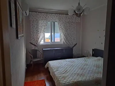 a bedroom with a bed and a window at Apartman More i Nebo in Petrovac na Moru