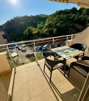 a patio with a table and chairs on a balcony at Infinity Apartment Blue Horizont Przno in Kravlja