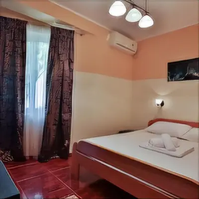 a bedroom with a bed and a window at Fidel Apartment in Utjeha