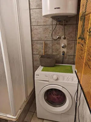 a washer and dryer in a small bathroom at Apartman Draga Sutomore in Sutomore
