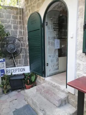 a green door on the side of a building at sar 3 in Kotor