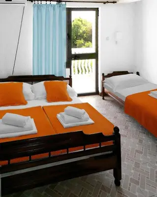 two twin beds in a room with a window at Apartmani Ulcinj Mirza in Ulcinj