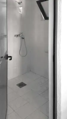 a bathroom with a shower with a glass door at Apartmani Ulcinj Mirza in Ulcinj
