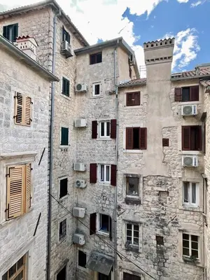 an old stone building with windows and a tower at sar 4 in Kotor