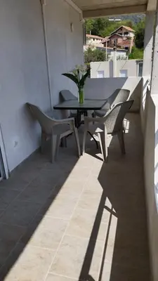 a patio with a table and chairs on a balcony at Apartman Živaljević 3 Tivat in Tivat