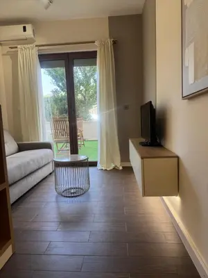 a living room with a couch and a television at Studio Apartman Stefana in Kravlja