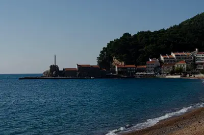 a view of a beach with houses on the shore at Apartman Staša in Kravlja
