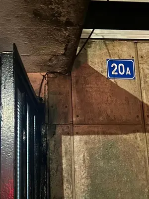 a street sign on the side of a building at Apartman M5 in Cetinje