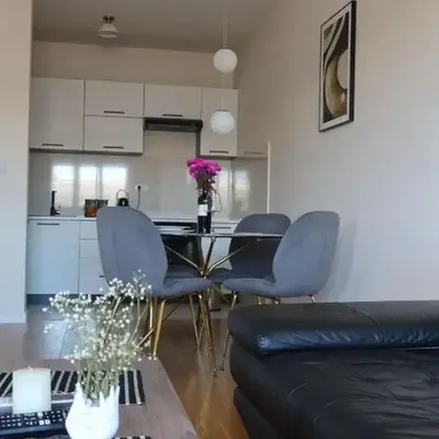 Apartment 82 Central Point
