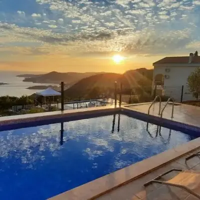 House with pool and seaview