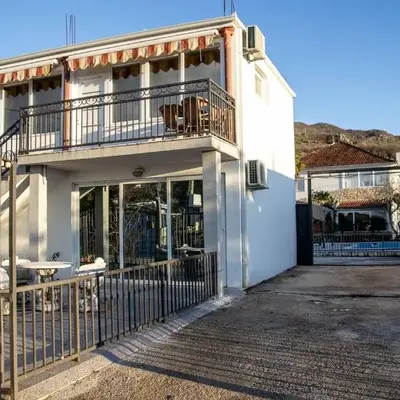 Old Olive Tree Apartment