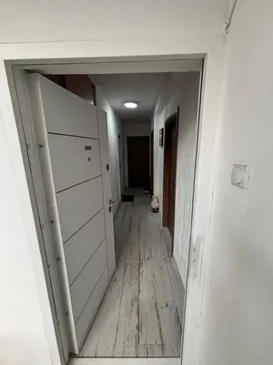 an empty hallway with a door and a room with a hallway at Apartman Sonib in Ulcinj