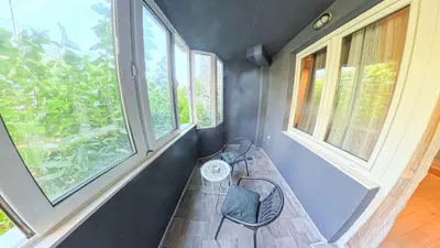 a small room with a bench and two windows at Brazos Apartment in Kotor