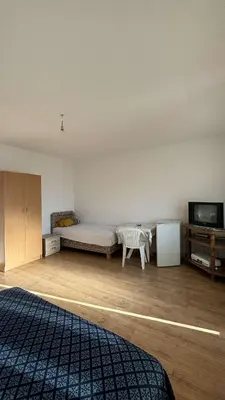 a bedroom with a bed and a tv in it at Apparteman donij stoj in Ulcinj