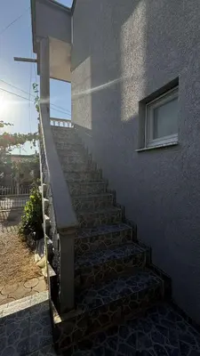 a staircase leading up to a building with a window at Apparteman donij stoj in Ulcinj