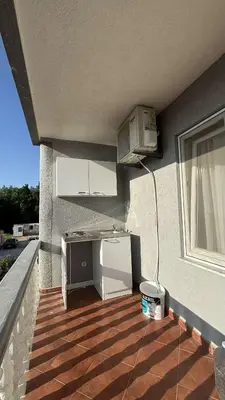 a kitchen with a refrigerator on the side of a building at Apparteman donij stoj in Ulcinj