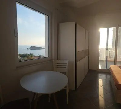 a small room with a table and a window at Hotel Kunjui in Utjeha