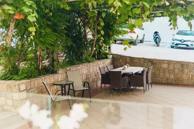 a restaurant with a table and chairs and a car at APART-HOTEL PRESiDENT 2 in Ulcinj