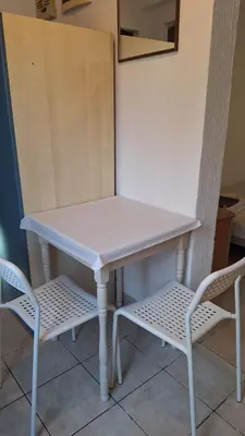 a table and two chairs with a white table and two chairs at Simpi in Pržno