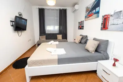 a small room with a bed and a tv at PrivatHomeUlcinj2 in Ulcinj