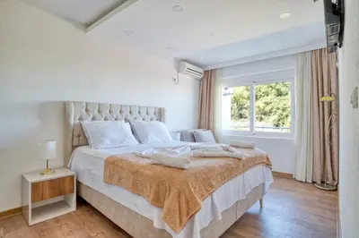 a bedroom with a large bed and a window at Aqua Lounge Aparthotel Ulcinj in Ulcinj