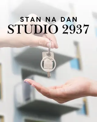 a hand holding a house key with the words slam n aan santa studio at Apartman 2937 in Podgorica