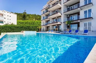 a swimming pool in front of a building at Maximus in Seoca