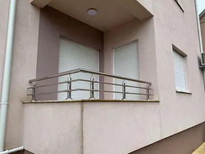 a balcony on the side of a building at Jednosoban namješten stan - Cetinje in Cetinje