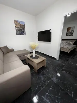 a living room with a couch and a tv at rent stan sutomore in Sutomore