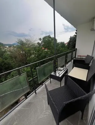 a balcony with chairs and tables on a balcony at rent stan sutomore in Sutomore