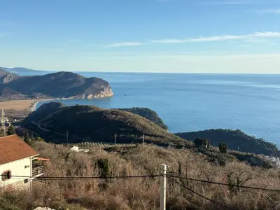 a view of the ocean from a hill with a house at Njaro del Mar Zukovica 2 in Žukovica