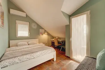 a bedroom with a bed and a window at Q PODGORICA Beds,Rooms and more in Podgorica