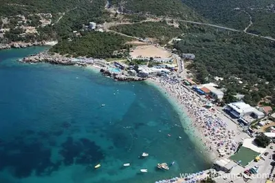 an aerial view of a beach with a crowd of people at Raj mira in Utjeha