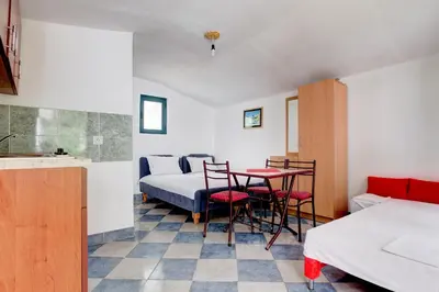 a room with a bed and a table and chairs at Raj mira in Utjeha