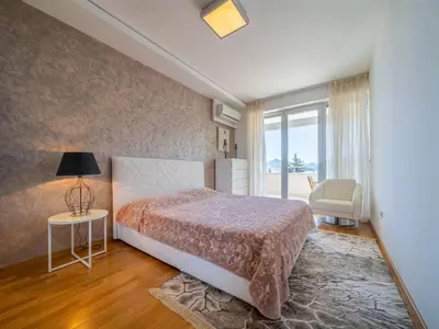 a bedroom with a large bed and a window at Apt 