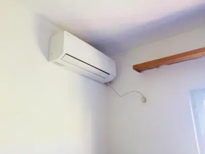 a white light on the corner of a room at Guesthouse Berlin in Bar