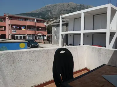 a black chair sitting on top of a building at Apartment Oaza in Bar