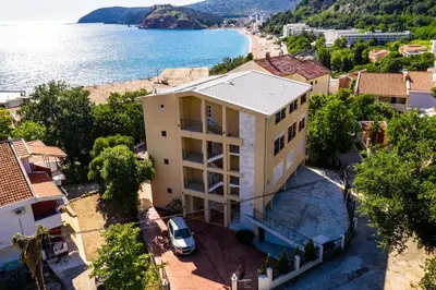 an aerial view of a building next to a beach at Apartments Venezia in Sutomore