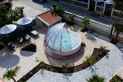 an overhead view of a swimming pool with a dome at Aparthotel Villa Primafila in Ulcinj