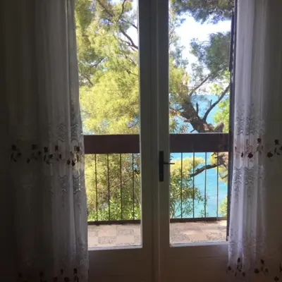 an open window with a view of the water at Apartment Botanicheskiy Sad in Sutomore